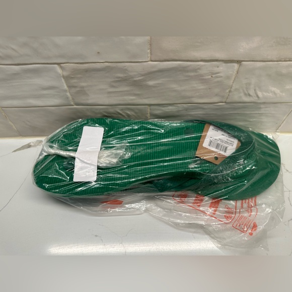 NWT Havaianas Classic Unisex Green Flip Flops
Women Size 11/12 - Men Size 9/10 - Picture 8 of 8